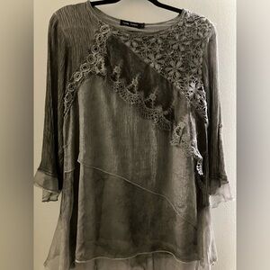 Casual Express Women’s Small Gray Boho Asymmetrical Tunic with Floral Lace